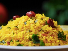 Australian Journalist Tries Indore's Famous Poha, Indian Foodies Are Amazed