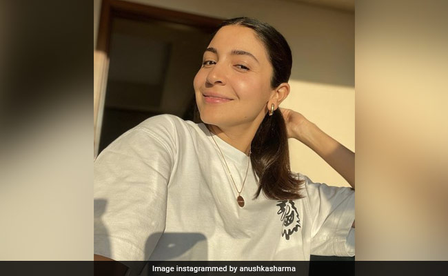 Anushka Sharma Made Monday Morning Less Blue With These Selfies