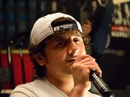 VIDEO: सिंगर सोनू निगम के मुंबई कॉन्सर्ट में सेल्फी लेने आए फैंस ने उनके साथी को किया घायल, FIR दर्ज VIDEO: सिंगर सोनू निगम के मुंबई कॉन्सर्ट में सेल्फी लेने आए फैंस ने उनके साथी को किया घायल, FIR दर्ज