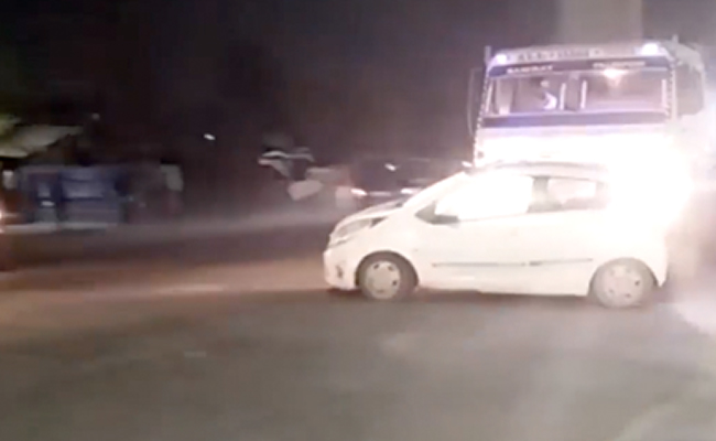 VIDEO: यूपी में नशे में धुत कंटेनर ड्राइवर ने कार को कई किलोमीटर तक घसीटा