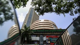 Stock Market: शेयर बाजार की सपाट शुरुआत, सेंसेक्स-निफ्टी मामूली तेजी के साथ कर रहा कारोबार