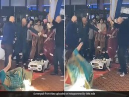 बर्थडे पार्टी में आंटी का हो गया पोपट, वीडियो बनाने के चक्कर में गिरी धड़ाम, देखें वायरल वीडियो बर्थडे पार्टी में आंटी का हो गया पोपट, वीडियो बनाने के चक्कर में गिरी धड़ाम, देखें वायरल वीडियो