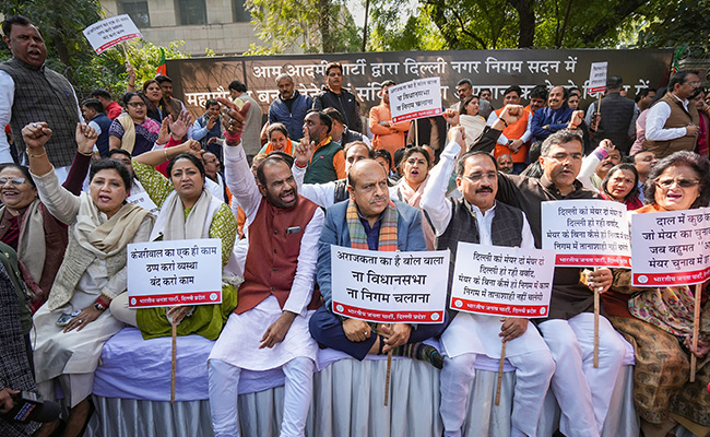 BJP Protests Outside AAP Office For 'Disrupting' Delhi Mayor Polls