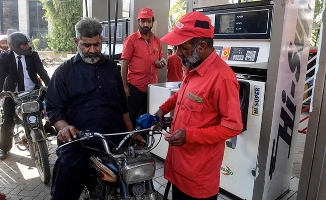 पाकिस्तान के पेट्रोलियम उद्योग पर गंभीर संकट के बादल, तेल कंपनियों ने किया आगाह