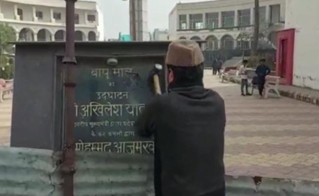 आजम खान के नाम का शिलापट तोड़ने वाले को पुलिस ने किया गिरफ़्तार