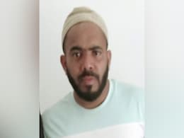 Indian Man, Walking To Saudi Arabia To Perform Haj, Enters Pakistan Indian Man, Walking To Saudi Arabia To Perform Haj, Enters Pakistan