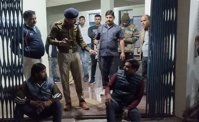 मध्‍य प्रदेश : थाने में धरने पर बैठे बीजेपी MLA से थानेदार ने की बदसलूकी