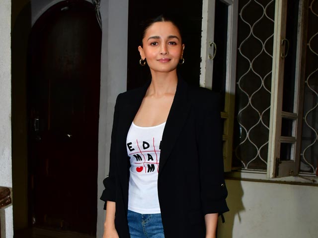 Alia Bhatt, Clicked In The City, Stepped Out In This OOTD Alia Bhatt, Clicked In The City, Stepped Out In This OOTD