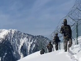तिरंगे की शान हमेशा बरकरार रहे, इसलिए दिन-रात बर्फ में खड़े होकर हमारी रक्षा करते हैं जवान तिरंगे की शान हमेशा बरकरार रहे, इसलिए दिन-रात बर्फ में खड़े होकर हमारी रक्षा करते हैं जवान
