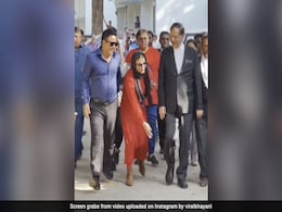 अपनी फरीयाद के लिए राखी सावंत ने पब्लिक के सामने छूए वकील के पैर, एक्ट्रेस ने पति पर लगाए हैं ये गंभीर आरोप अपनी फरीयाद के लिए राखी सावंत ने पब्लिक के सामने छूए वकील के पैर, एक्ट्रेस ने पति पर लगाए हैं ये गंभीर आरोप