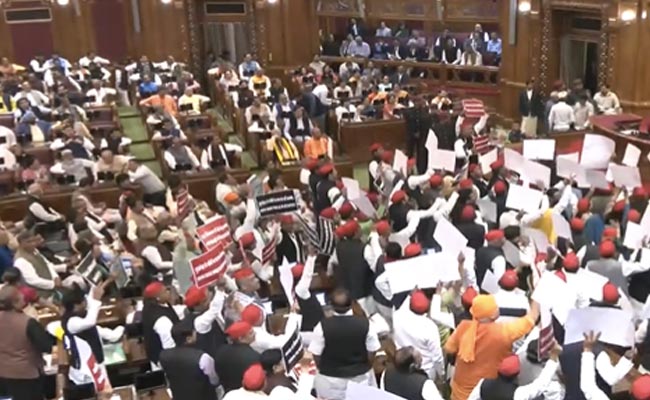UP विधानसभा में जबरदस्त हंगामा, विपक्ष के विधायकों ने  लगाए ' Rajyapal Go Back' के नारे