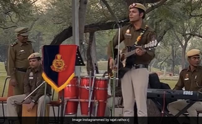 Watch: Delhi Cop Beautifully Sings <i>'Roke Na Ruke Naina'</i>, Composer Amaal Mallik Reacts