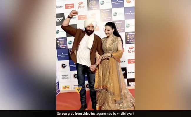 एक बार फिर साथ में स्पॉट हुए सनी देओल और अमीषा पटेल, अवॉर्ड शो में 'गदर 2' की जोड़ी देख फैंस बोले- 'खुशी है कि उन्होंने सकीना...'