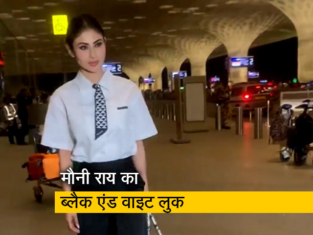 अभिनेत्री मौनी रॉय को एयरपोर्ट पर वाइट शर्ट और लूज ब्लैक पैंट में आईं नजर