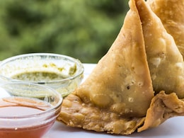 Viral: आलू के समोसे को बना दिया अगरबत्ती स्टैंड, लोग बोले 'बस यही देखना बाकी था'