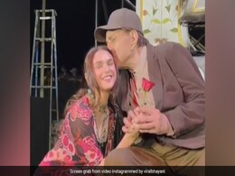 धर्मेंद्र को घुटनों पर बैठकर अदिति राव हैदरी ने किया प्रपोज, लाल गुलाब देकर चूम लिए हाथ- देखें VIDEO धर्मेंद्र को घुटनों पर बैठकर अदिति राव हैदरी ने किया प्रपोज, लाल गुलाब देकर चूम लिए हाथ- देखें VIDEO