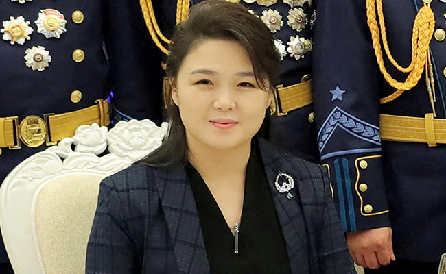 Kim Jong Un's Wife Wears Missile-Like Pendant, Internet Calls It "Nuke-Lace"