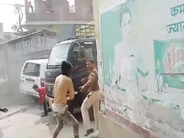 VIDEO: ग्रामीणों ने लाठी-डंडों से किया पुलिस पर हमला, तोड़ डाली गाड़ी, जान बचाकर भागे पुलिसकर्मी VIDEO: ग्रामीणों ने लाठी-डंडों से किया पुलिस पर हमला, तोड़ डाली गाड़ी, जान बचाकर भागे पुलिसकर्मी