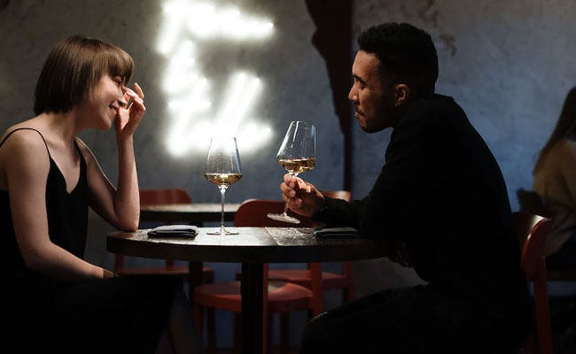 7 Fail-Proof Conversation Starters To Try When You Go Out On A First Date