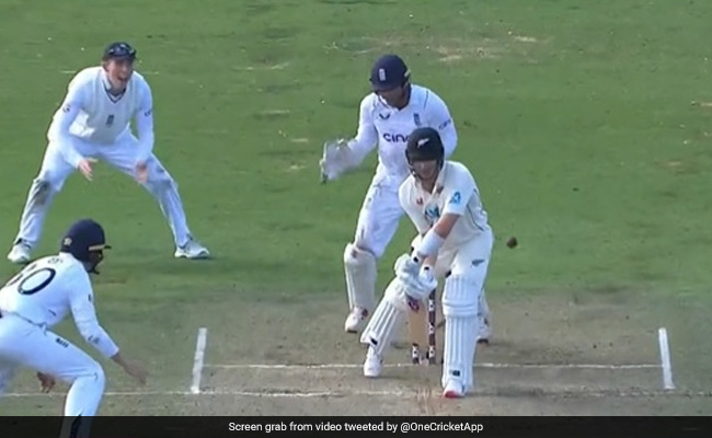 जैक लीच की गेंद ने पिच पर मारी ऐसी पलटी, उड़ गए होश, पोज मारता रह गया बैटर, Video