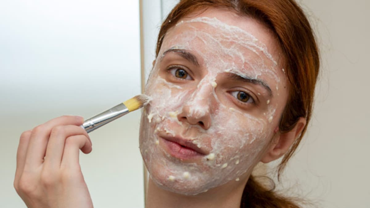 बेसन में मिलाकर लगा लीजिए ये दो चीजें, दूध की तरह चमकेगा चेहरा