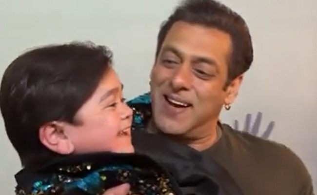 Salman Khan And <i>Bigg Boss</i> 16's Abdu Rozik Sang And Danced To <i>O Oh Jaane Jaana</i>