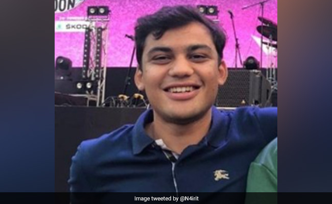 Man Creates Presentation For His Dating App: ''Why You Should Go On A Date With Me''