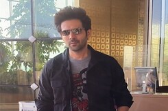 कार्तिक आर्यन का 'शहजादा' स्टाइल दिखा एयरपोर्ट पर कार्तिक आर्यन का 'शहजादा' स्टाइल दिखा एयरपोर्ट पर