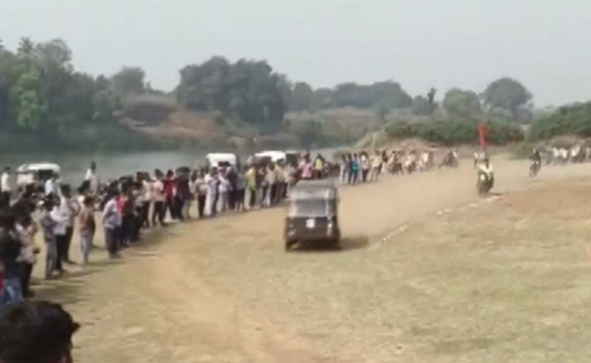 कभी देखा है तेज स्पीड में उल्टा दौड़ता ऑटो रिक्शा?  VIDEO देख लोग बोले 'ई का बवाल है भैया'