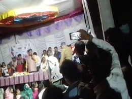 मध्य प्रदेश सरकार की विकास यात्रा के दौरान युवक के इस सवाल पर भड़के मंत्री, बिगड़े बोल मध्य प्रदेश सरकार की विकास यात्रा के दौरान युवक के इस सवाल पर भड़के मंत्री, बिगड़े बोल