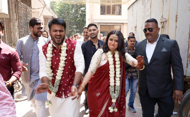 शादी के बाद कोर्ट में ही खुशी से नाचने लगीं स्वरा भास्कर, पति फहाद अहमद फोटो शेयर कर बोले- मैं उसे रोक नहीं पाया