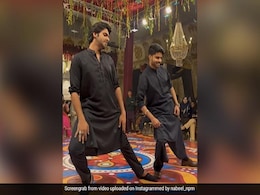 Watch: Two Men Groove To <i>'Oo Antava'</i> Song, Internet Says They "Nailed It" Watch: Two Men Groove To <i>'Oo Antava'</i> Song, Internet Says They "Nailed It"