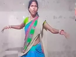 VIDEO: साड़ी पहनी इस महिला ने किया ऐसा अजीबोगरीब डांस, इंटरनेट पर मच गया बवाल! VIDEO: साड़ी पहनी इस महिला ने किया ऐसा अजीबोगरीब डांस, इंटरनेट पर मच गया बवाल!