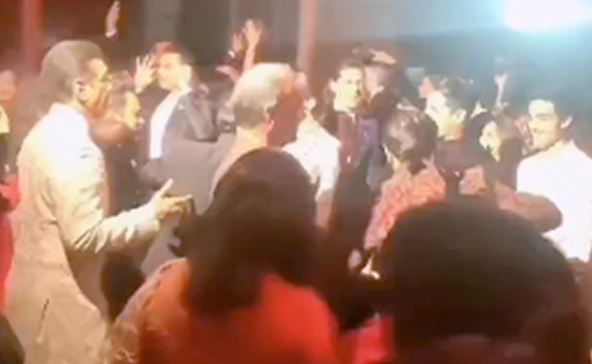 Don't Blink Or You'll Miss Kiara Advani-Sidharth Malhotra Dancing To <i>Burj Khalifa</i> At Reception