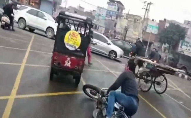 VIDEO : "मुझे कमाकर खाने दो...", 5 KM तक पुलिस को छकाने वाला ई-रिक्शा चालक गिरफ्तारी के बाद करने लगा मिन्नतें