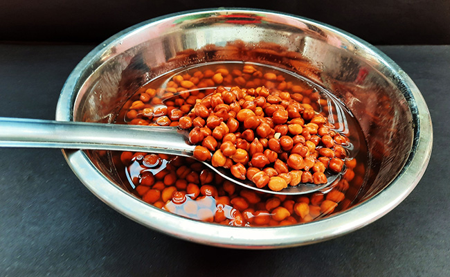 भीगे हुए चने का पानी पीने से क्या फायदा होता है? अगर पी लिया तो शरीर को मिलेंगे 4 बड़े फायदे