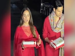 VIDEO: कियारा और सिद्धार्थ ने पैपराजी को मिठाई खिलाकर बांटी खुशियां, शादी के बाद साथ में दिया पोज  VIDEO: कियारा और सिद्धार्थ ने पैपराजी को मिठाई खिलाकर बांटी खुशियां, शादी के बाद साथ में दिया पोज