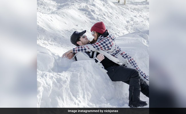 प्रियंका चोपड़ा और बेटी मालती मैरी के साथ बर्फ में एन्जॉय करते दिखे निक जोनस, शेयर की फैमिली वेकेशन की अनदेखी तस्वीरें 