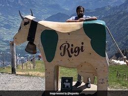 वैलेंटाइन डे के मौके पर गाय के साथ Cow Hug Day मनाते नज़र आए हर्ष गोयनका, यूज़र्स ने ली चुटकी वैलेंटाइन डे के मौके पर गाय के साथ Cow Hug Day मनाते नज़र आए हर्ष गोयनका, यूज़र्स ने ली चुटकी