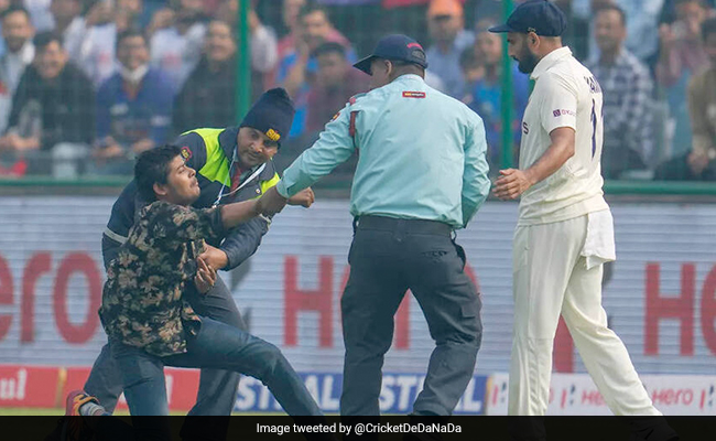 दिल्ली टेस्ट के दौरान मैदान में घुस आया मतवाला फैन, फिर मोहम्मद शमी ने किया कुछ ऐसा