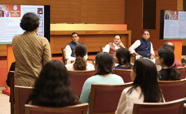 बीजेपी अध्यक्ष जेपी नड्डा ने दिल्ली यूनिवर्सिटी के छात्रों से की बातचीत