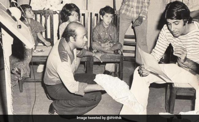 अमिताभ बच्चन के साथ कुर्सी पर बैठा ये बच्चा है बॉलीवुड का सुपर हीरो, इस एक्ट्रेस के साथ हमेशा रहा 36 का आंकड़ा