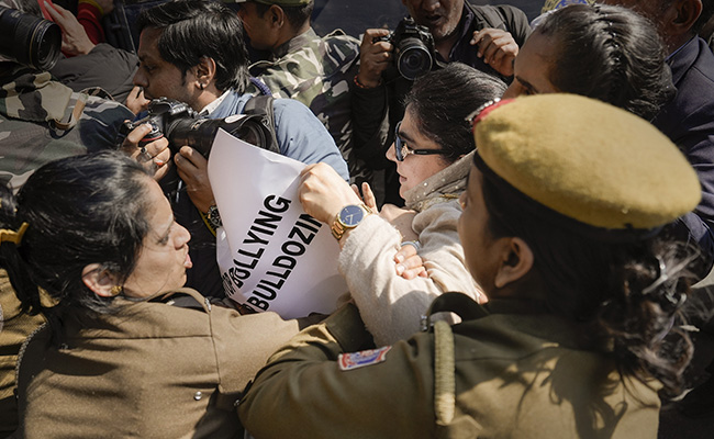 Mehbooba Mufti Detained During Protest March To Parliament