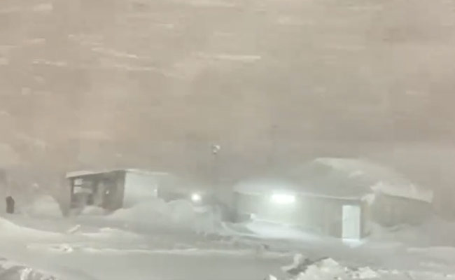 कश्मीरः भारत के सबसे सुंदर सुरंग-मार्ग ज़ोज़िला पास पर भारी बर्फ़बारी के बीच काम जारी, हज़ारों लोग दिन-रात जुटे हैं बनाने में