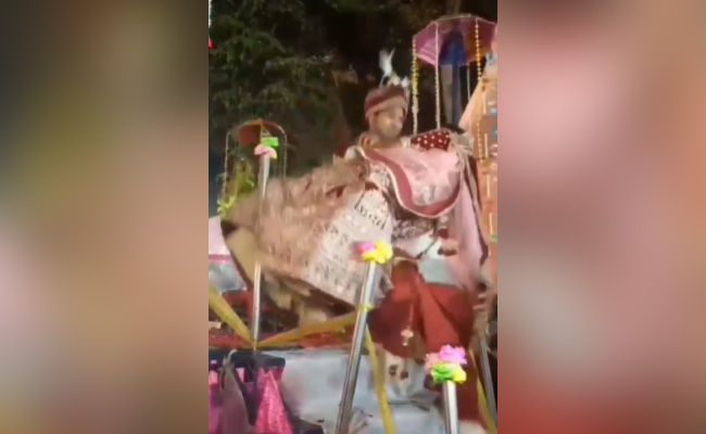 दुल्हन को गोद में उठा कर स्टेज से नीच उतर रहा था दूल्हा, तभी दोनों गिर गए, वीडियो देख हंस पड़ेंगे