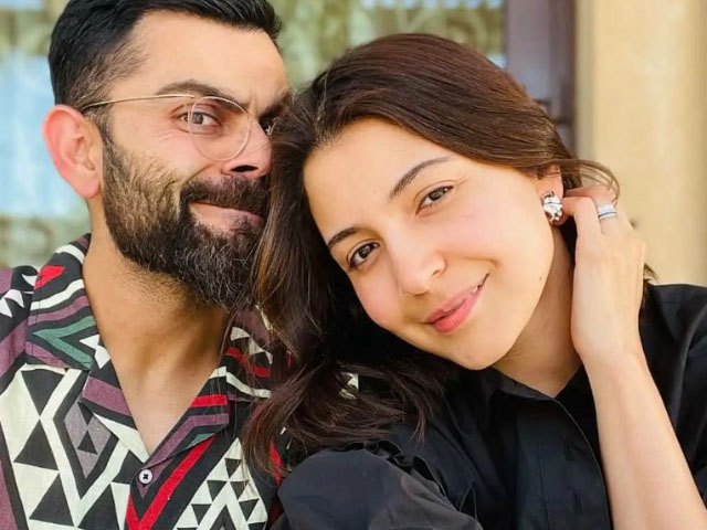 कलरफुल आउटफिट में नजर आए अनुष्का शर्मा और विराट कोहली