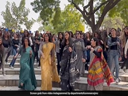 दिल्ली यूनिवर्सिटी की प्रोफेसर पर भी छाया 'झूमे जो पठान' का खुमार, स्टूडेंट्स संग किया डांस तो शाहरुख का यूं आया रिएक्शन दिल्ली यूनिवर्सिटी की प्रोफेसर पर भी छाया 'झूमे जो पठान' का खुमार, स्टूडेंट्स संग किया डांस तो शाहरुख का यूं आया रिएक्शन