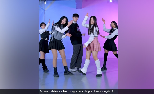 Watch: Korean Dance Group Recreates SRK's Hook Steps From <i>'Jhoome Jo Pathaan'</i>