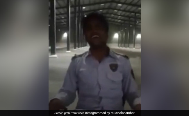 गार्ड की आवाज़ लोगों को कर रहा है मंत्रमुग्ध, सोशल मीडिया पर लोगों ने कहा- बहुत ही टैलेंटेड है