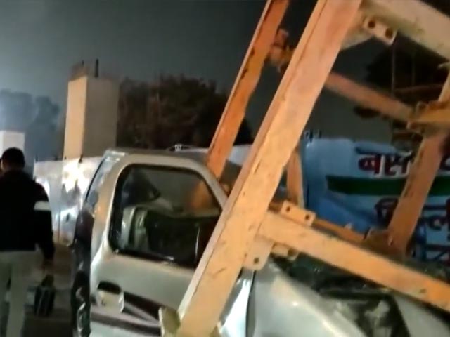 दिल्ली : मेट्रो पिलर की शटरिंग का टुकड़ा वाहन पर गिरने से एक आदमी घायल